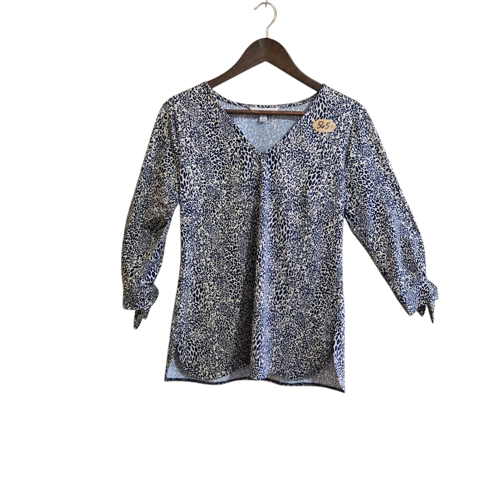 La Mer Lux Women's Lepord Print Blouse Size SM‎ Black White 3/4 Sleeve V Neck